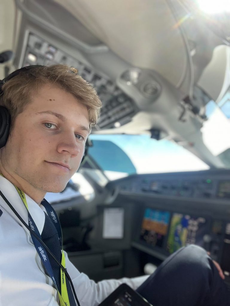 airBaltic Pilotu akadēmijas absolvents, airBaltic pilots Artūrs.